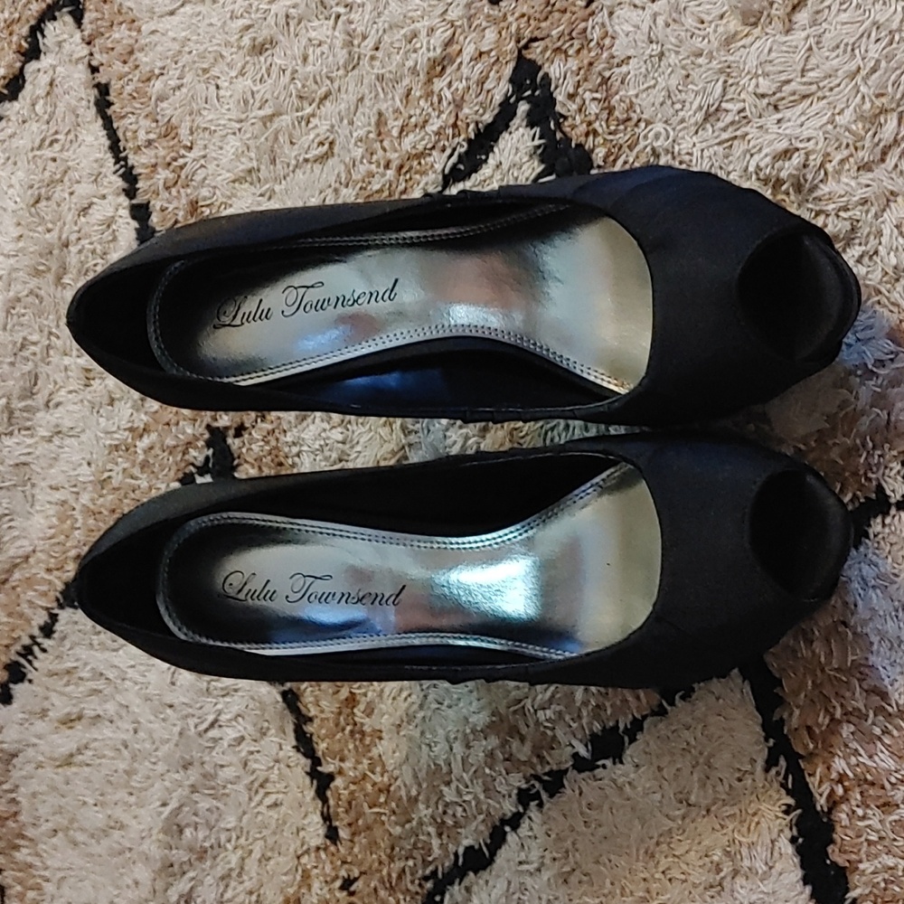 New Never Worn Lulu Townsend 4" Satin Black Heels